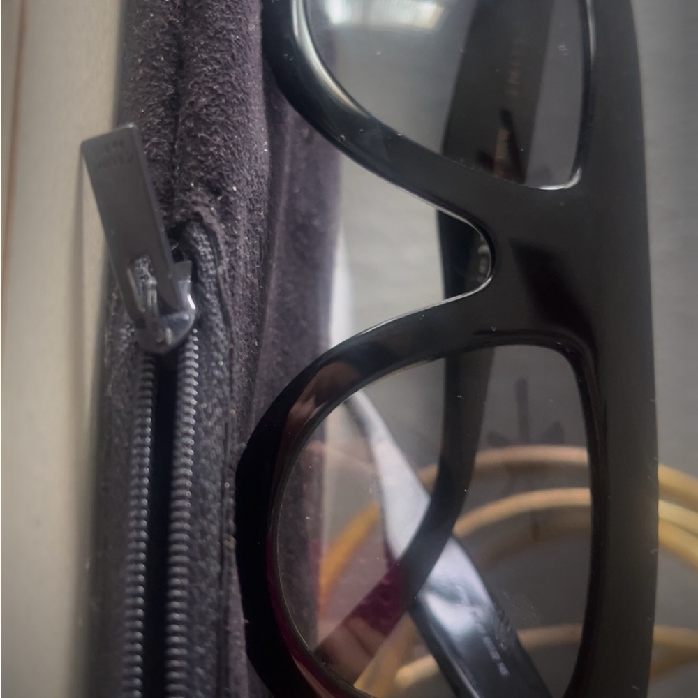 Celine Black VR Headset - Picture 3 of 3